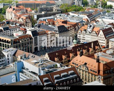 Piazza del mercato di Lipsia nel quartiere Mitte e edifici come il municipio nel centro città dall'alto. Vista aerea dell'area affollata. Foto Stock