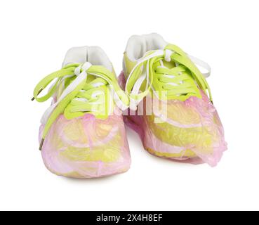 Sneakers con copriscarpe rosa isolate sul bianco Foto Stock