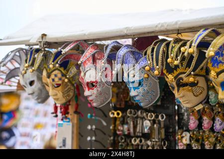 Venezia, Italia - 3 maggio 2024: Maschere veneziane in una stalla a Venezia in Italia *** Venezianischen Masken un einem Verkaufsstand a Venedig in Italia Foto Stock