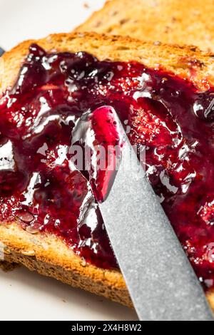 Sana marmellata di mirtilli fatta in casa e pane tostato per colazione Foto Stock