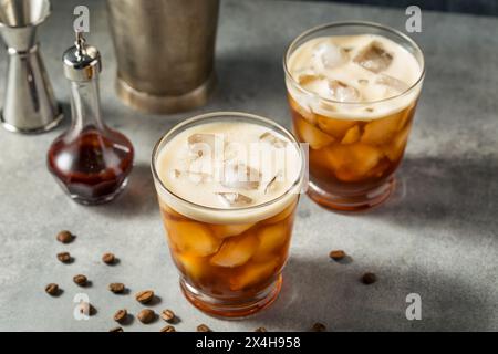 Cocktail Bourbon e Cold Brew con Bitters e ghiaccio Foto Stock