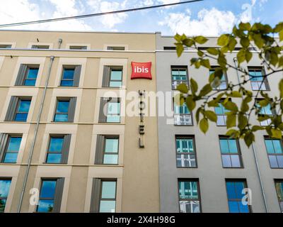 Logo dell'hotel ibis e cartello sulla facciata di un nuovo edificio. L'hotel economico Accor offre servizi di ospitalità per turisti e uomini d'affari. Foto Stock