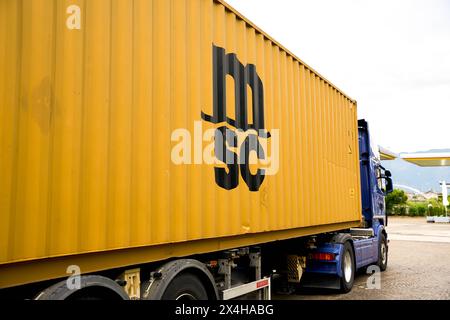 Italia - 01 maggio : veicolo con rimorchio e logo MSC - Mediterranean Shipping Company su parcheggio *** LKW mit Trailer bzw. Auflieger und Logo von MSC - Mediterranean Shipping Company auf einem Parkplatz Foto Stock