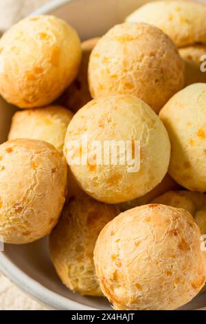 Pane di formaggio brasiliano fatto in casa Pao De Queijo pronto da mangiare Foto Stock