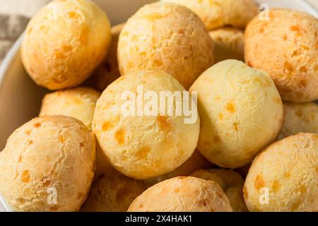 Pane di formaggio brasiliano fatto in casa Pao De Queijo pronto da mangiare Foto Stock
