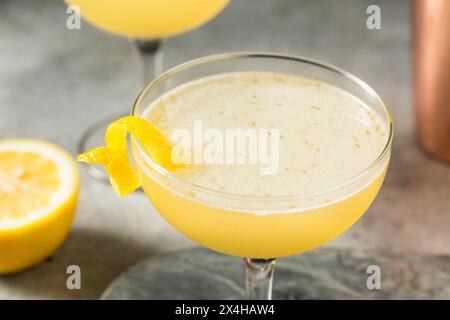 Cocktail rinfrescante di api di limone e ginocchia con gin Foto Stock