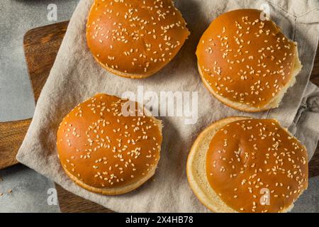 Classico panino di hamburger con semi di sesamo in un mazzo Foto Stock