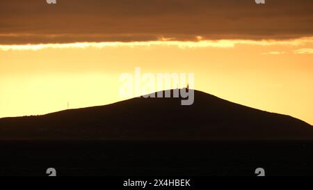 Tramonto di Bozcaada sull'isola Egeo dal quartiere di Geyikli nella città di Canakkale. Ore d'oro con mare e isola a Bozcaada. Foto Stock