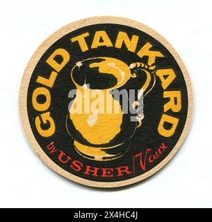 Un tappetino da birra vintage anni '1960 che promuove la birra inglese, "Gold Tankard", prodotta da Usher/Vaux. Thomas Usher & Son Ltd era una birreria situata a Edimburgo, in Scozia, che fu acquisita nel 1959 da Vaux, un'importante birreria con sede a Sunderland. Foto Stock