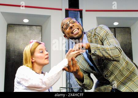 Kate Penning (Dame pliant), Don Gilet (sottile) in THE ALCHEMIST di Ben Jonson ai Riverside Studios, Londra W6 11/01/2002 un regista di produzione attuale: Joss Bennathan Foto Stock