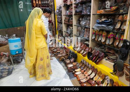 Jodhpur, Rajasthan, India - 15.10.2019 : paia di scarpe Rajasthani da uomo e da donna in mostra in vendita. Jaisalmer, Rajasthan, India. Foto Stock