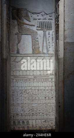 False Door in una nicchia di Hathor Neferhotep, moglie di Khabausokar e conoscente reale, è la seconda parte della terza dinastia. Museo nazionale dell'Egitto. Foto Stock