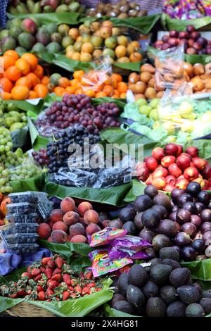 A tutto campo, nessuna gente: Colorata, con un'ampia varietà di frutta fresca in mostra al mercato di Antigua, Guatemala, America centrale. Patrimonio dell'umanità.ar Foto Stock