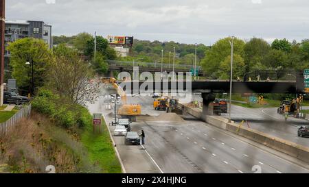 NORWALK, CT, USA- 3 MAGGIO 2024: Demolizione del ponte dall'incendio di trattori-rimorchi sulla i 95 il 2 maggio incidente in corso Foto Stock