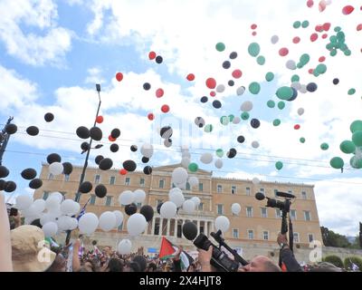 Atene, Grecia. 1° maggio 2024. (5/1/2024) dimostrazione ad Atene per commemorare l'anniversario del Mayday con persone che chiedono aumenti e benefici più elevati. I manifestanti hanno anche condannato la guerra a Gaza. (Foto di George Panagakis/Pacific Press/Sipa USA) credito: SIPA USA/Alamy Live News Foto Stock