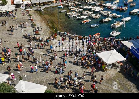 Vista dall'alto della famosa "Piazzetta", la piccola piazza del vecchio villaggio di pescatori, affollata di turisti in estate, Portofino, Genova, Italia Foto Stock