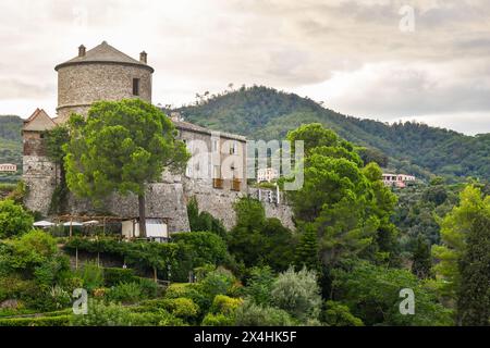 Vista del Castello Brown, una storica fortezza militare ora tornata in una casa museo situata sul promontorio di Portofino, Genova, Liguria, Italia Foto Stock