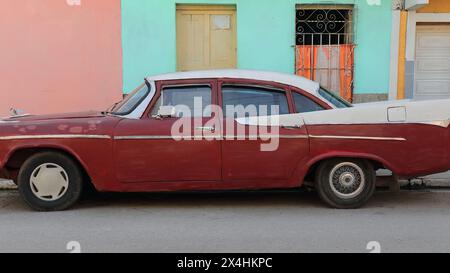 224 auto in alluminio bianco color marrone rosso - Dodge Classic del 1958 - collocata accanto alle facciate dei coloristi, strada nell'area di Plaza Mayor Square. Trinidad-Cuba. Foto Stock