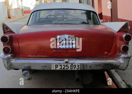 225 auto in alluminio bianco color marrone rosso - Dodge classico del 1958 - fermata tra case di epoca coloniale, strada nell'area di Plaza Mayor Square. Trinidad-Cuba. Foto Stock