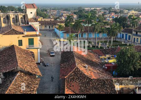 238 Vista dal campanile della Chiesa di San Francisco alla se su Cristro Street, il Palazzo del Brunet, la Chiesa della Santissima Trinità e Plaza Mayor Square. Trinidad-Cuba. Foto Stock