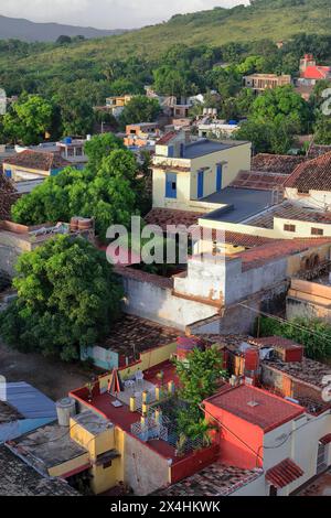 239 Vista dal campanile della Chiesa di San Francisco al ne sui tetti di tegole rosse della città fino ai limiti della città sulla campagna. Trinidad-Cuba. Foto Stock