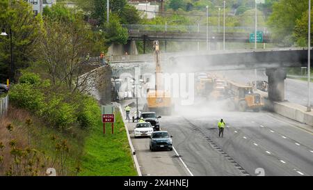 NORWALK, CT, USA- 3 MAGGIO 2024: Demolizione del ponte dall'incendio di trattori-rimorchi sulla i 95 il 2 maggio incidente in corso Foto Stock