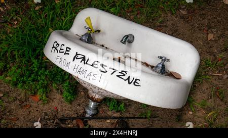 Los Angeles, Stati Uniti. 3 maggio 2024. Graffiti che recitano "Palestina libera”, con la frase "da Hamas!” In diverse calligrafie, scritte su un lavandino scartato vicino al campus UCLA a Westwood, Los Angeles, California. I manifestanti studenteschi avevano stabilito un accampamento sul quad vicino a Royce Hall, che è stato ripulito ieri dalle forze dell'ordine. Crediti: Stu Gray/Alamy Live News. Foto Stock