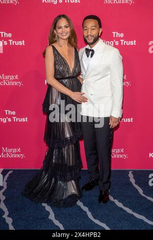 New York, Stati Uniti. 2 maggio 2024. NEW YORK, NEW YORK - 2 MAGGIO: Chrissy Teigen e John Legend partecipano al King's Trust Global Gala 2024 a Cipriani South Street il 2 maggio 2024 a New York. (Foto di Ron Adar/SOPA Images/Sipa USA) credito: SIPA USA/Alamy Live News Foto Stock