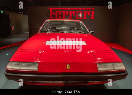 Torino, Italia - 11 novembre 2023: Museo dell'automobile. Ferrari 365 GT4 rossa, 1973. Design italiano, auto d'epoca di lusso Foto Stock