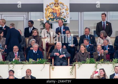 Windsor, Berkshire, Regno Unito. 3 maggio 2024. Sua Maestà il Re si diverte a guardare i DAKS Pony Club Mounted Games al Windsor Horse Show questa sera. Re Carlo III venne raggiunto da suo figlio, il principe Edoardo, il duca di Edimburgo e da sua moglie Sofia la duchessa di Edimburgo. Crediti: Maureen McLean/Alamy Live News Foto Stock