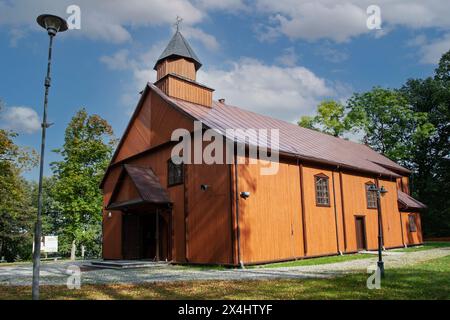 Studzieniczna, una vista su una chiesa storica in legno vicino al lago Foto Stock