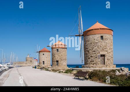 Mulini a vento sul molo al porto di Mandraki, Rodi, Rodi, Dodecaneso, Grecia Foto Stock