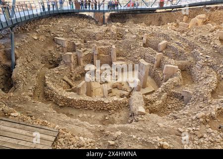 Sito archeologico neolitico di Gobekli Tepe risalente al 10 millennio a.C., grandi strutture circolari con massicce colonne di pietra, Potbelly Hill Foto Stock