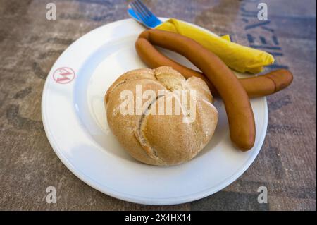 Salsicce viennesi con panini su un piatto, Baviera, Germania Foto Stock