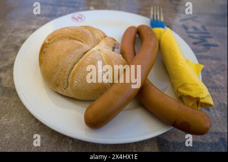 Salsicce viennesi con panini su un piatto, Baviera, Germania Foto Stock