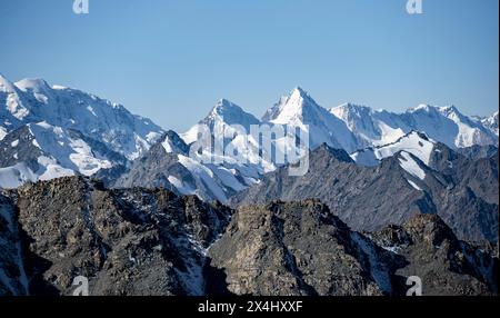 Montagne alte Tien Shan, 4000 metri con ghiacciaio, Ak-su, Kirghizistan Foto Stock