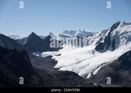 Montagne alte Tien Shan, 4000 metri con ghiacciaio, Ak-su, Kirghizistan Foto Stock