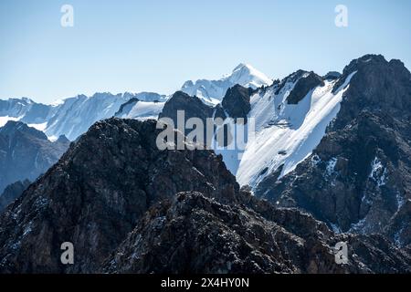 Montagne alte Tien Shan, 4000 metri con ghiacciaio, Ak-su, Kirghizistan Foto Stock