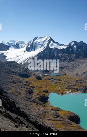 Montagne alte Tien Shan, lago di montagna Ala-Kul, picco di 4000 metri con ghiacciaio, Ak-su, Kirghizistan Foto Stock