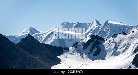 Montagne alte Tien Shan, 4000 metri con ghiacciaio, Ak-su, Kirghizistan Foto Stock