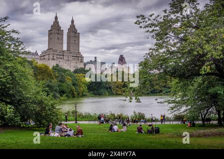 La vista dell'edificio San Remo nell'Upper West Side di Manhattan dal Central Park di New York City durante una giornata cupa e nuvolosa. Foto Stock
