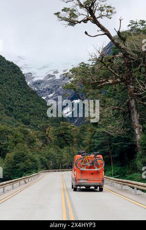 Campervan on the Carretera Austral, Carretera Austral, El Lobo, Cisnes, Aysen, Cile Foto Stock