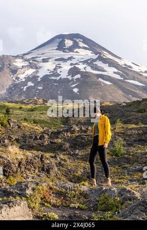 Giovani donne di fronte al vulcano, al vulcano Villarrica, al Parco Nazionale Villarrica, all'Araucania, a Chil Foto Stock