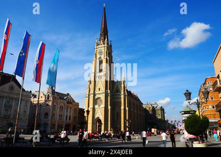 Piazza della libertà, Novi Sad, Serbia, 30 aprile 2022. La gente cammina lungo la strada. Le bandiere della Serbia e dell'Unione europea battono bandiera. Il nome di Mary Foto Stock