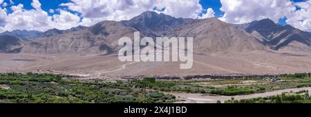 Panorama dal monastero di Spituk attraverso la valle dell'Indo fino all'Himalaya indiano, al Ladakh, al Jammu e al Kashmir, in India Foto Stock