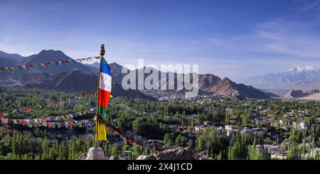 Panorama su Leh e il monastero Namgyal Tsemo Gompa sulla collina Tsenmo, un punto panoramico su Leh, Ladakh, Jammu e Kashmir, India Foto Stock