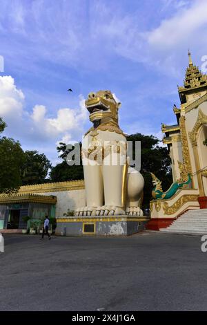 Entrance area, Shwedagon Pagoda, Yangon, Myanmar, Asia, vista dettagliata di una mitica statua guardiana accanto a un tempio Foto Stock