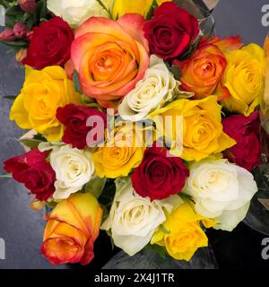 Bouquet colorato di rose in mostra con rose di colore giallo bianco rosso viola arancione rosa, internazionale Foto Stock