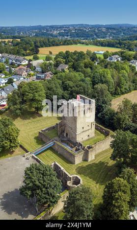 Vista aerea delle rovine storiche dell'ex castello murato del XII secolo con torre residenziale romanica nel centro del castello di Altendorf in Foto Stock