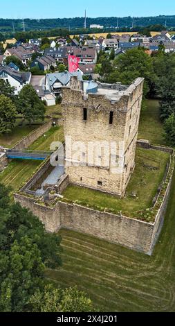 Vista aerea delle rovine storiche dell'ex castello murato con torre residenziale romanica del XII secolo nel centro del castello di Altendorf nel Foto Stock